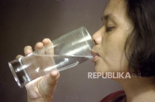 Drinking Water During Meals: Healthy or Disruptive to Digestion?