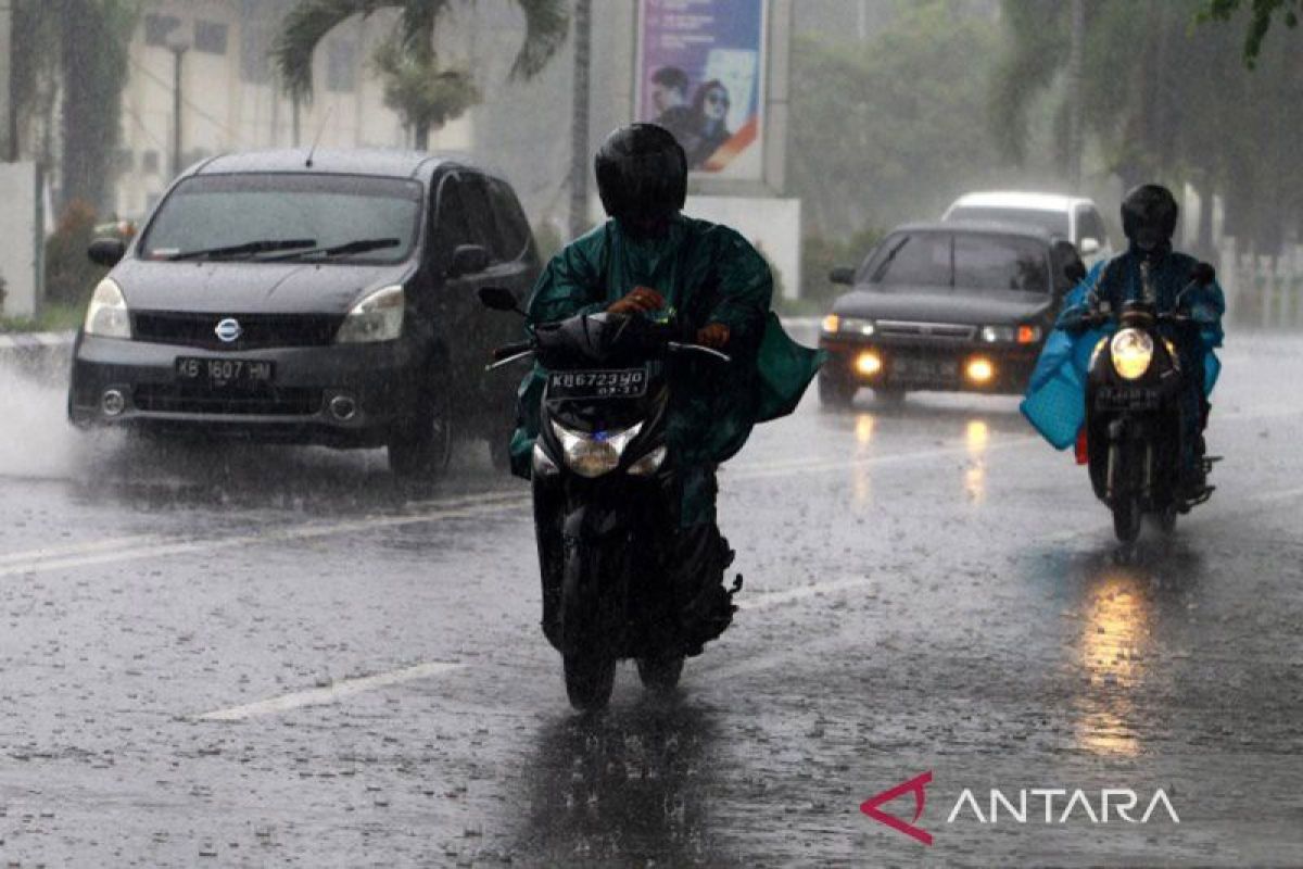 BMKG forecasts light rain across most of Indonesia on Thursday