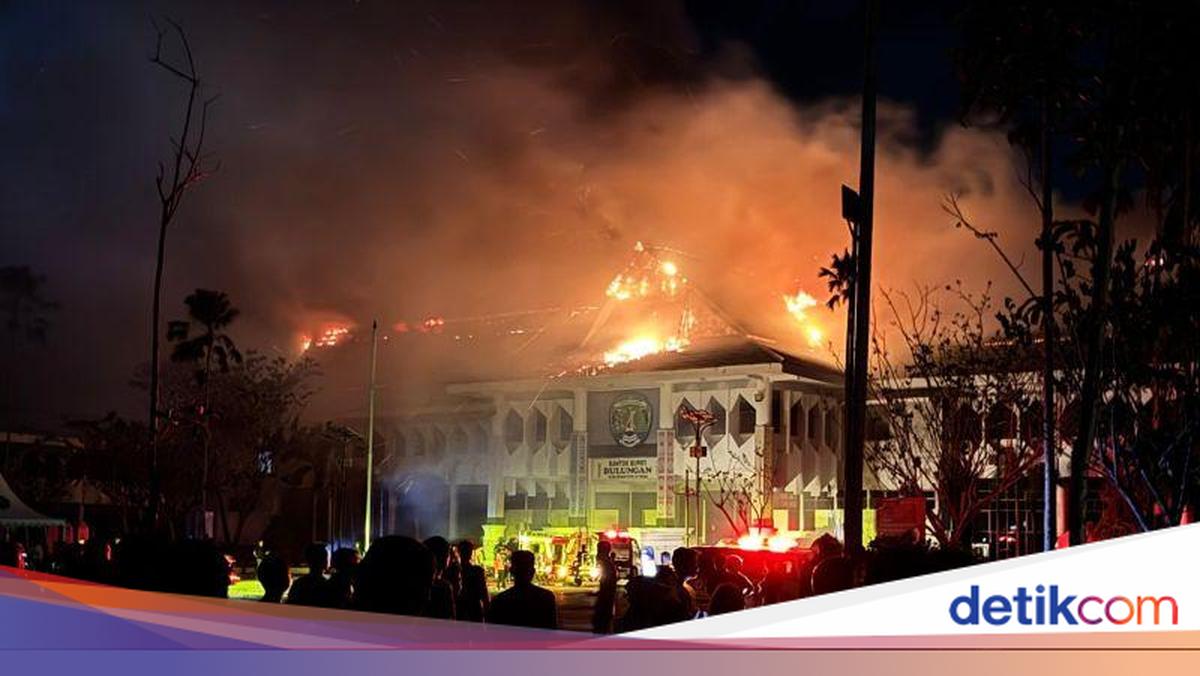 Fire at Bulungan Regency Office in North Kalimantan; firefighter injured by glass shards
