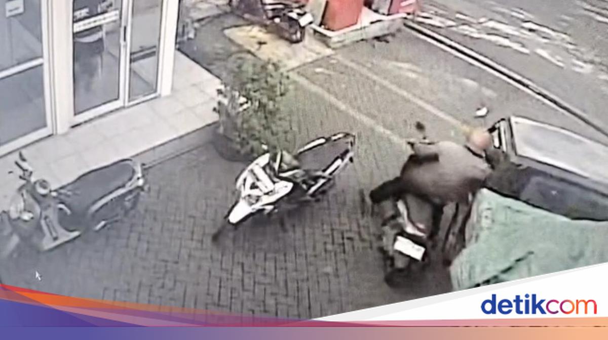 Pickup Driver's Bag Stolen While He Changes a Tire at Jembrana Gas Station, Bali