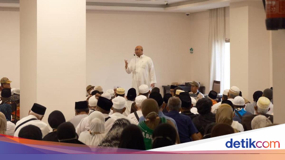 Andre Rosiade Meets Padang's Group 11 Hajj Pilgrims, Distributes Riyals and Even Cakes