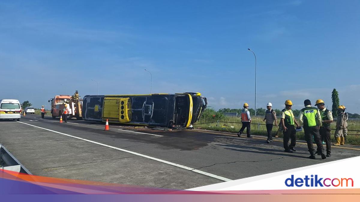 Bus Overturns on Jombang–Mojokerto Toll Road, Nine Injured