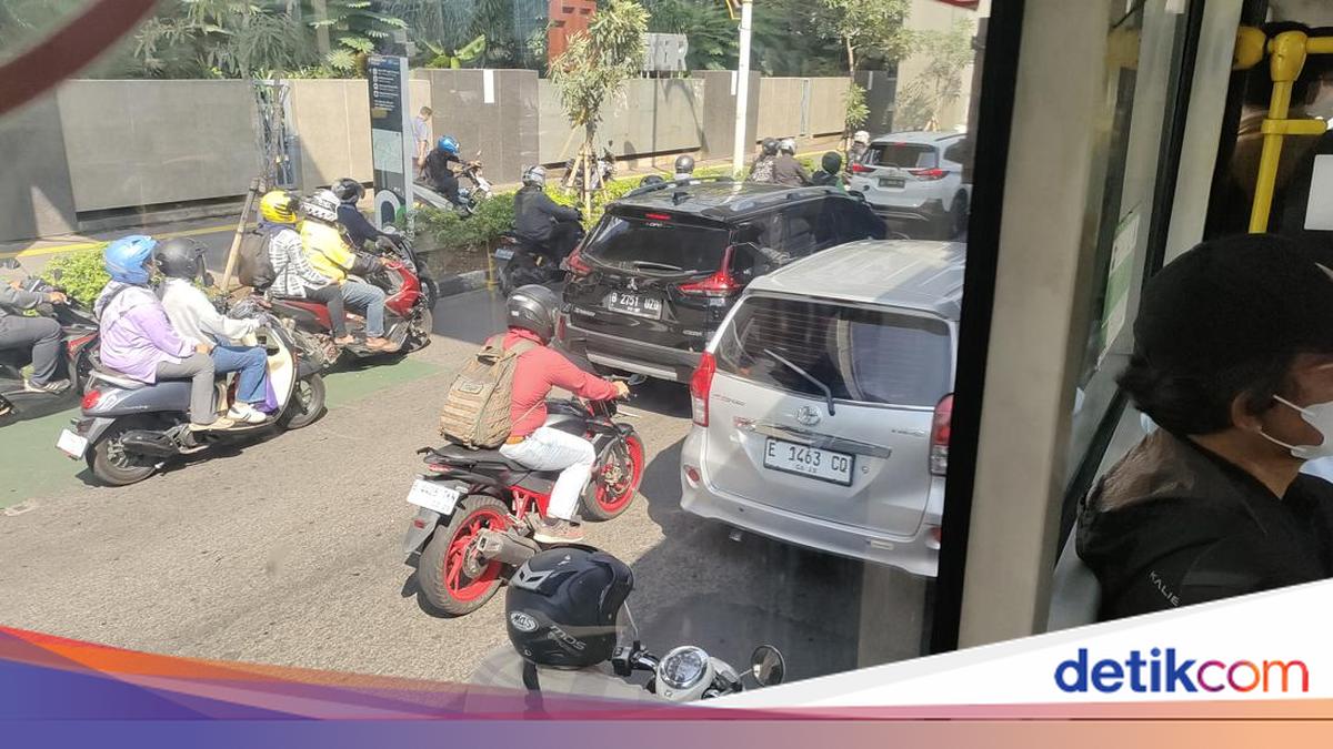 Traffic Through Pancoran En Route to Semanggi Congested This Morning