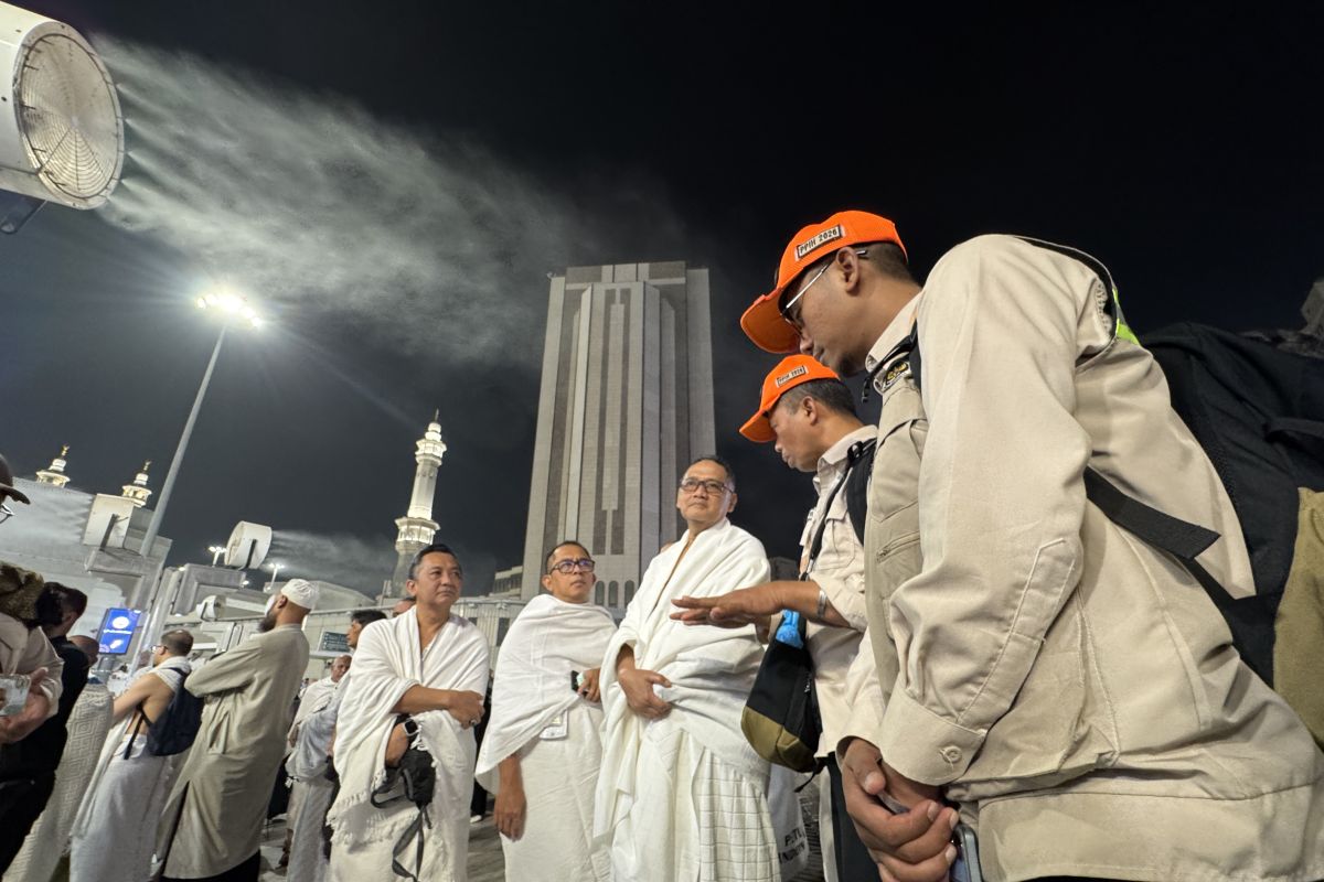 Minister of Hajj and Umrah praises staff serving pilgrims so that the elderly can worship