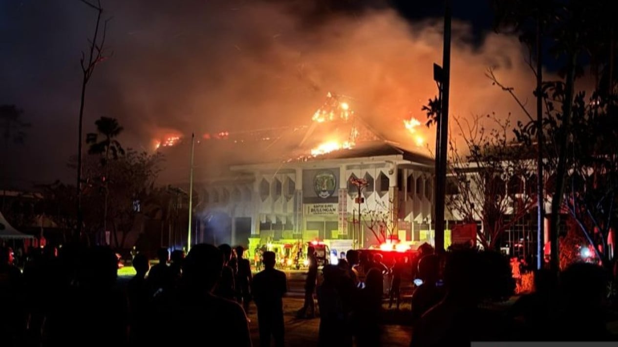 Moments when the Bulungan Regent's Office was engulfed by flames late at night, firefighters injured