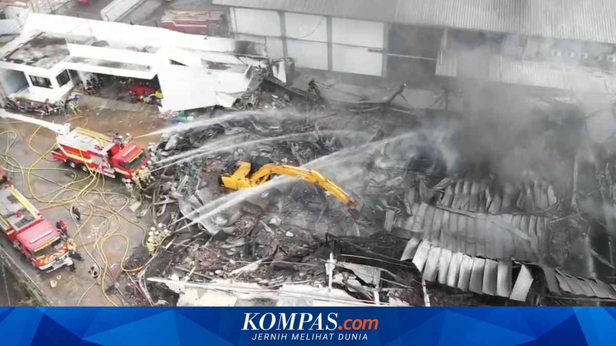 After four days, plastic warehouse fire in Cengkareng, West Jakarta still not fully extinguished