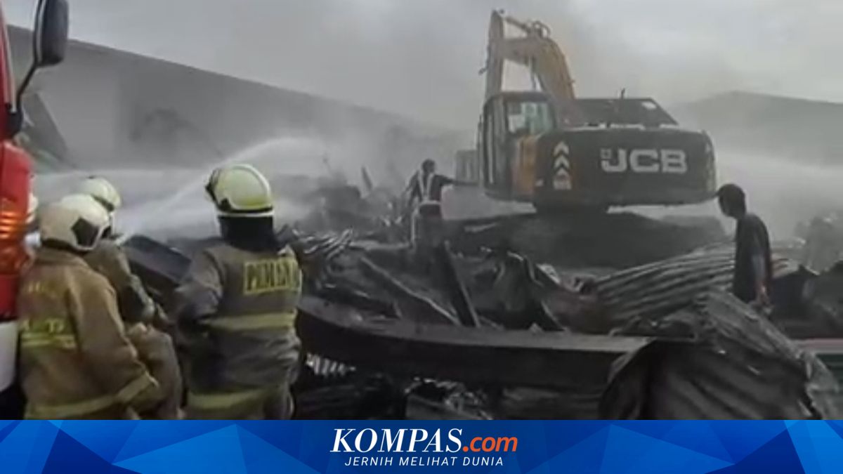 Four Days On: Why Is the Plastic Warehouse Fire in West Jakarta Difficult to Put Out?