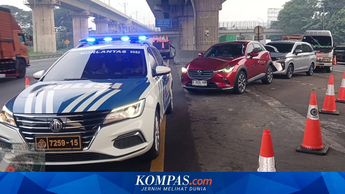 Traffic Towards Cikampek Congested as Contraflow on KM 23-28 Reintroduced