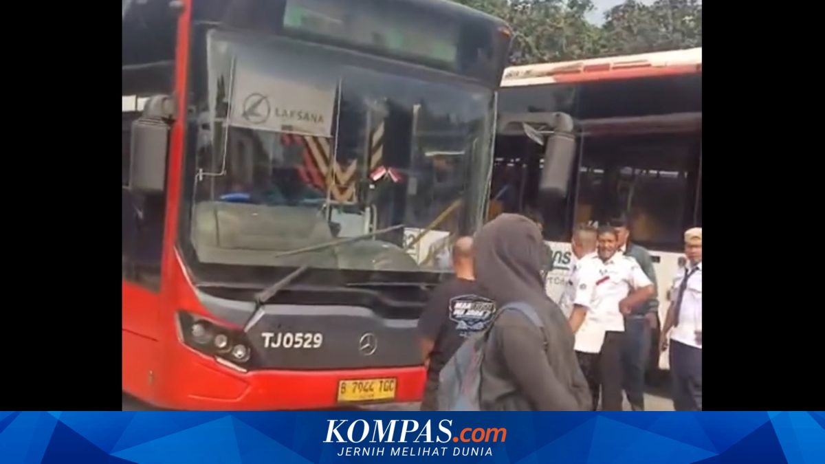 Two Transjakarta Buses Collide at Kampung Rambutan Depot, Driver Suspended