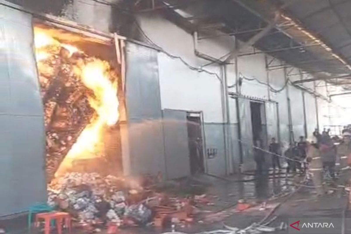 On the fourth day, plastic warehouse fire in Cengkareng remains unextinguished