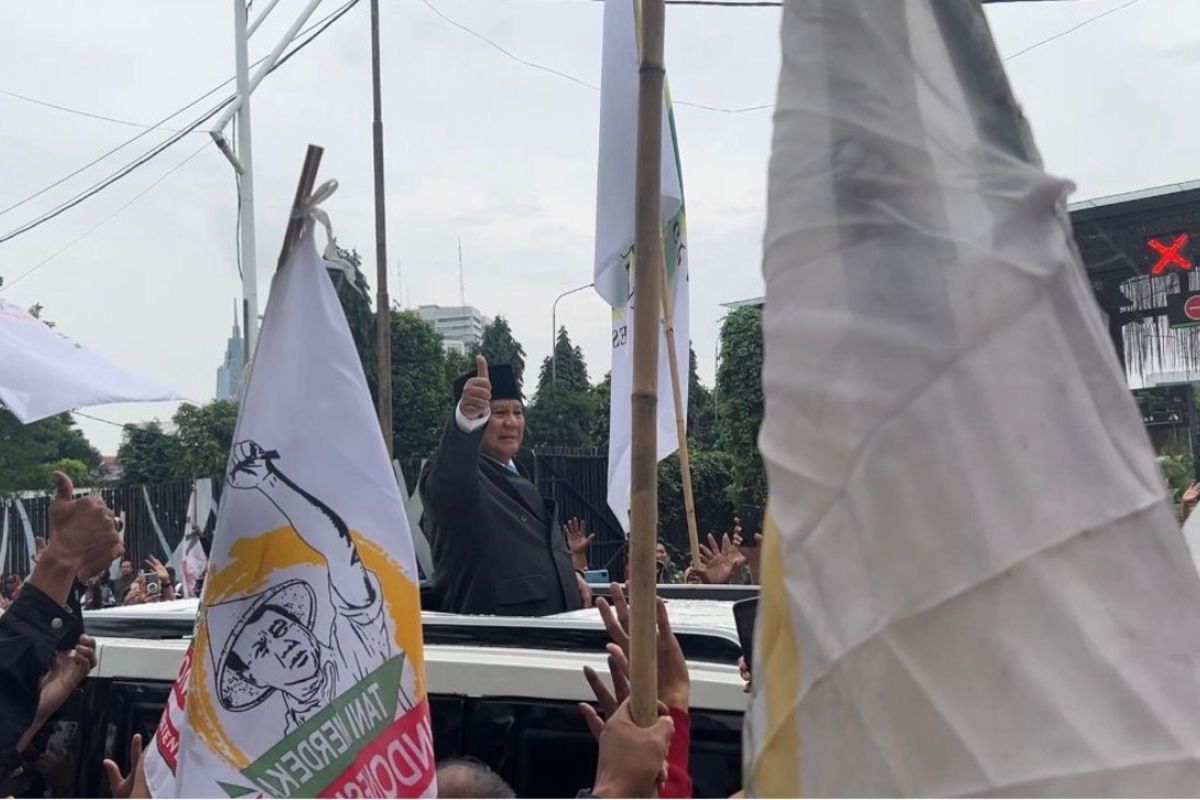 Prabowo greets participants at peaceful rally backing the people's economy