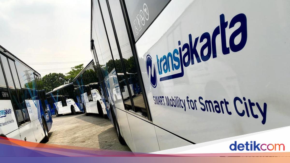 Two TransJakarta Buses Collide While Out of Service in East Jakarta, Bodywork and Windscreen Damaged
