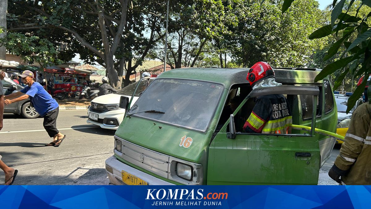 "Uzur" angkot on Salabenda–Pasar Anyar route, Bogor, catches fire as explosion heard