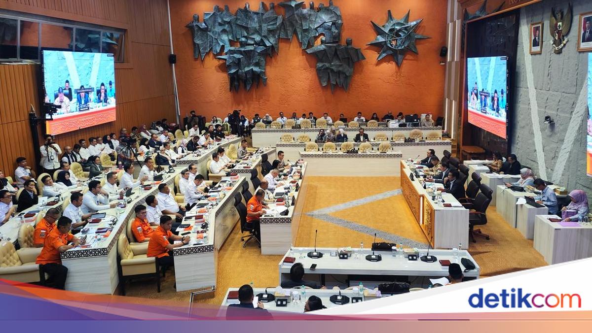 Transport Minister reveals that the KRL briefly halted due to a crowd before being struck by Argo Bromo Anggrek