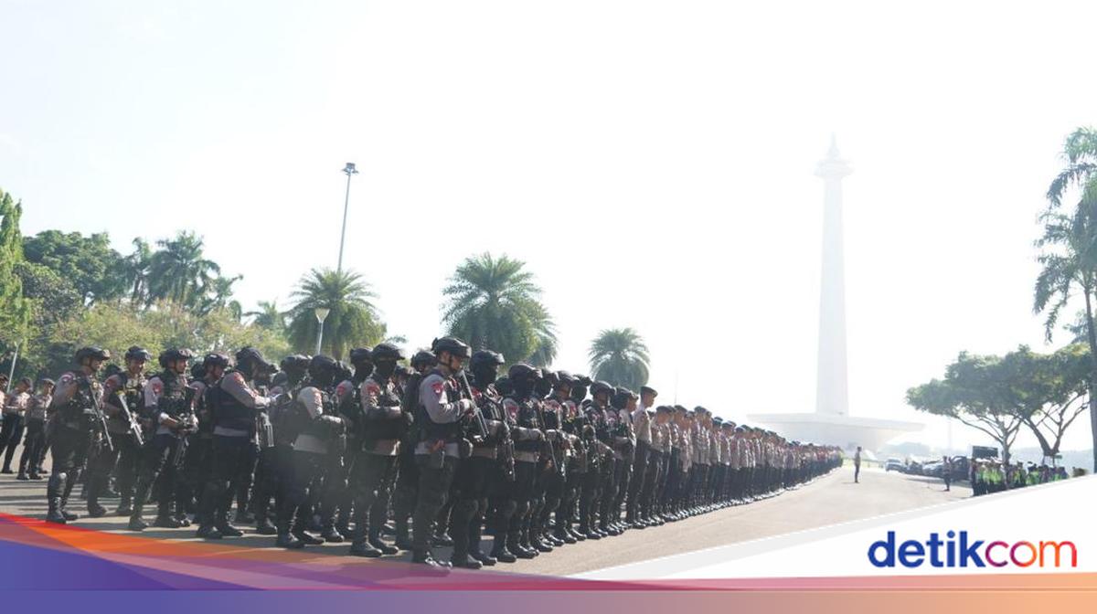 Securing Demonstrations in Central Jakarta: Police Adopt a Humane and Professional Approach