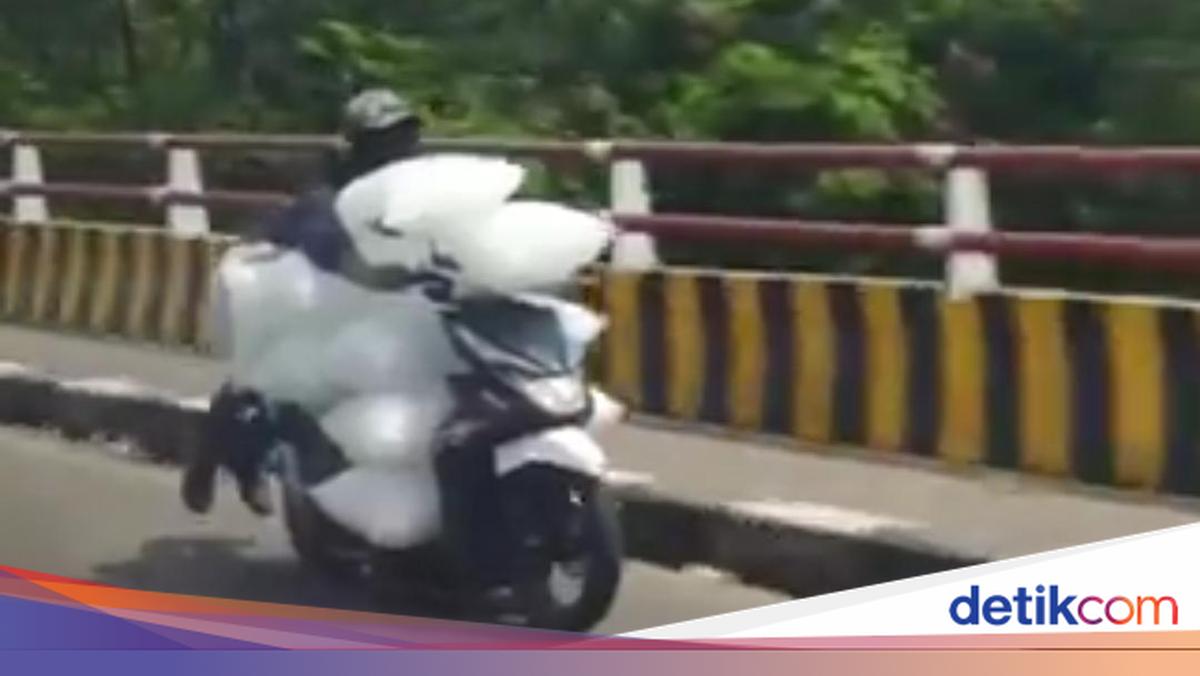 Bogor motorcyclist carries 'flying' ice blocks like Superman