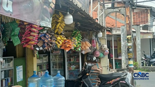 A Portrait of Indonesia's Economy: Cigarettes Bought on Credit and Scrimping to Buy Eggs