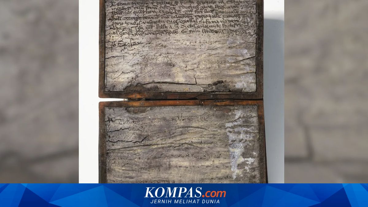 A Glimpse into the Medieval 'Ancient Toilet': Archaeologists Find an 800-Year-Old Notebook