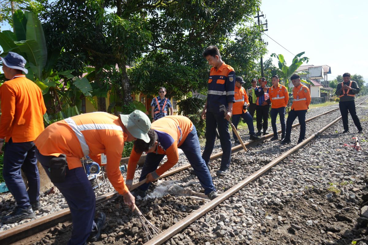 PT KAI West Sumatra Regional Division II closes 14 illegal level crossings from January to May 2026