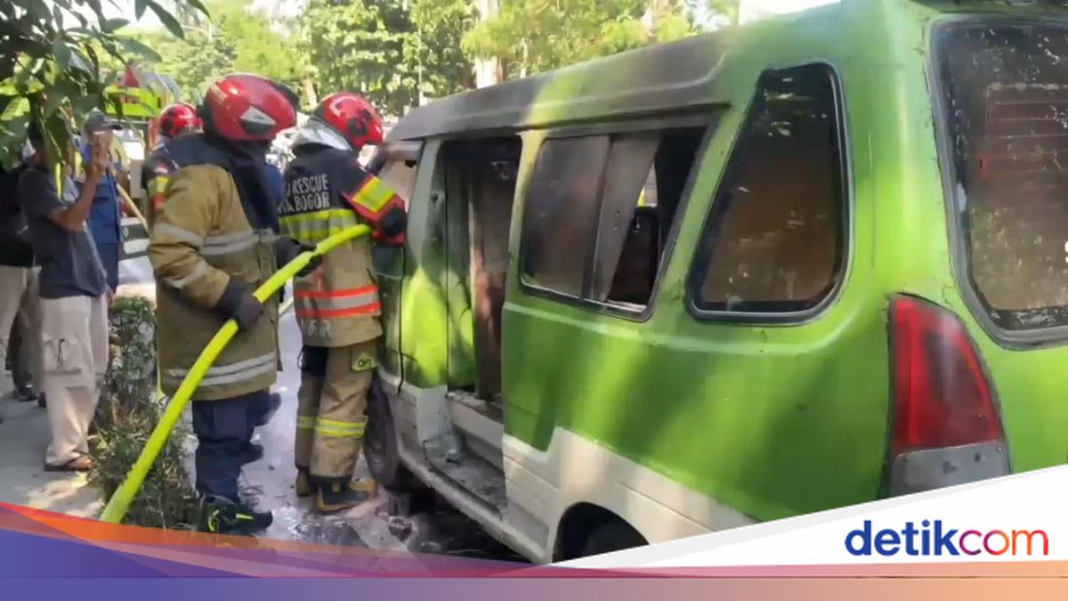 Public Minibus Catches Fire on Sudirman Street, Bogor, Suspected Battery Short-Circuit