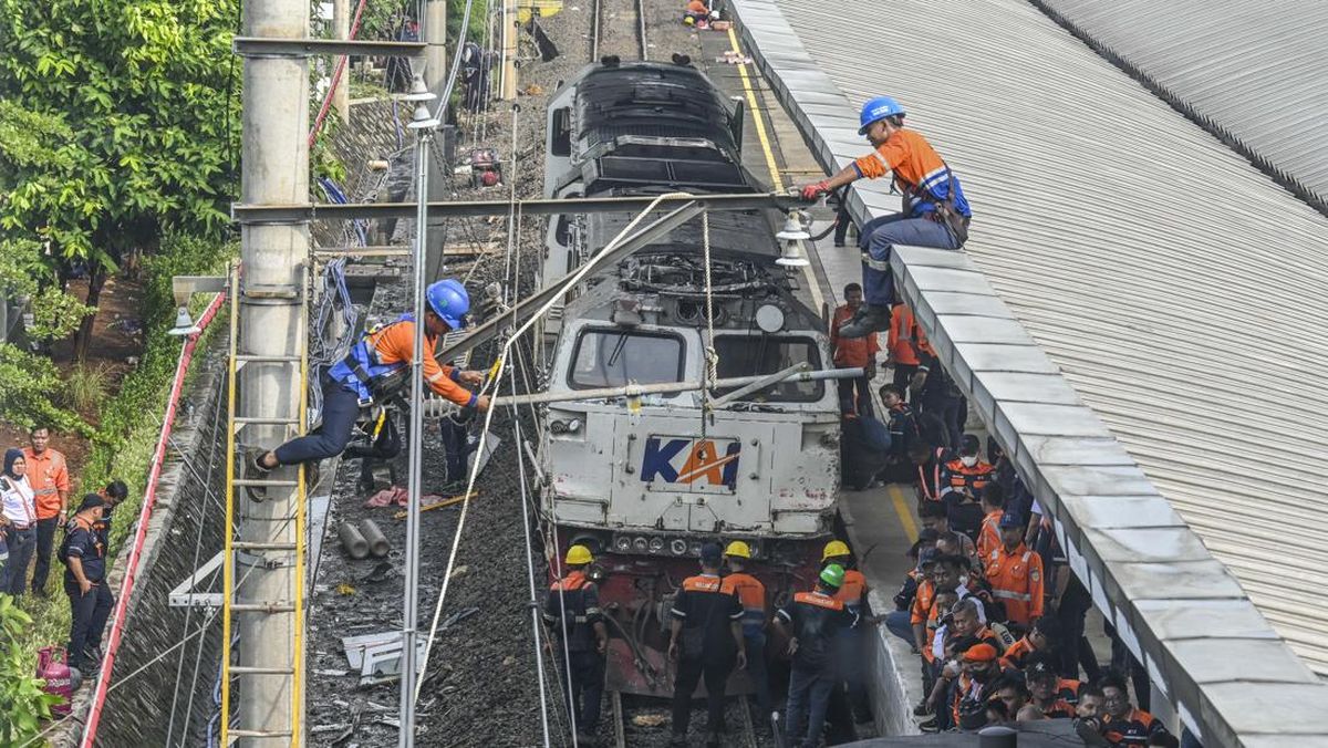 KNKT: Argo Bromo Anggrek Crossed a Green Signal Before Colliding with a Commuter Train