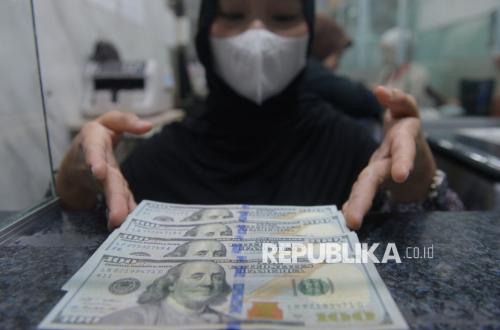 Rupiah closes weaker at Rp 17,667 per US dollar, triggered by signals of Fed rate hikes