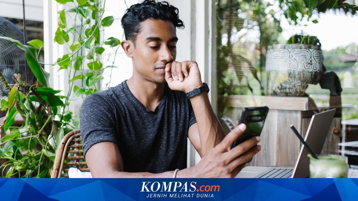 Why Do Many People Focus More on Working in Cafés than at Home?