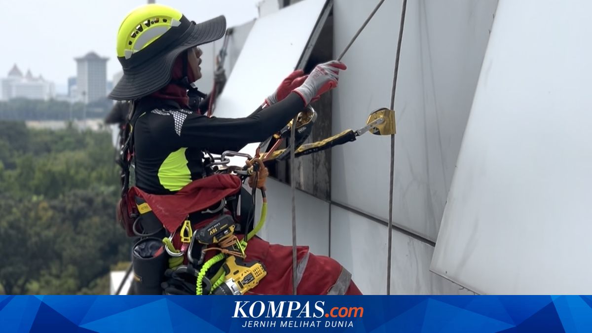 Observers say high-rise window cleaners must have BPJS Ketenagakerjaan and PPE