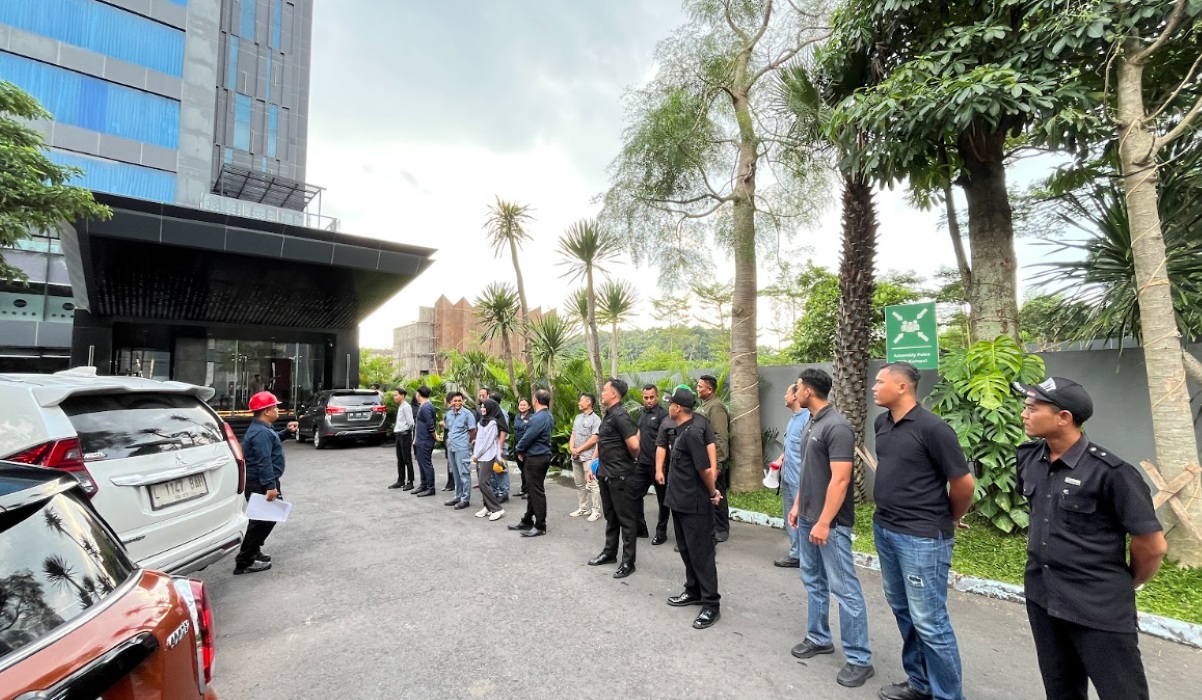 Safety Takes Priority as ASTON Gejayan Trains Emergency Readiness Through Fire Drill Simulation