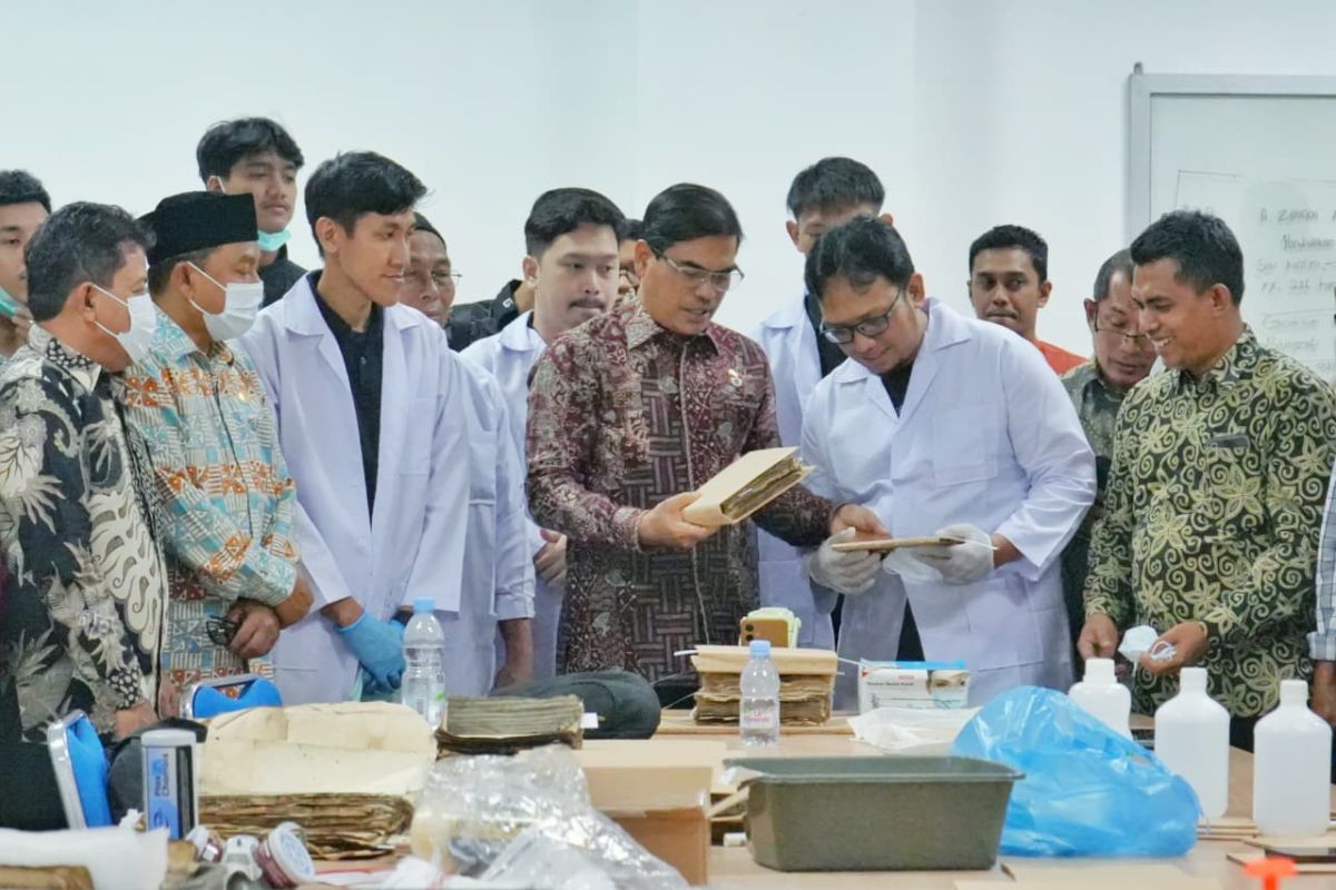 Perpusnas-UIN Ar-Raniry restore 130 flood-affected ancient manuscripts