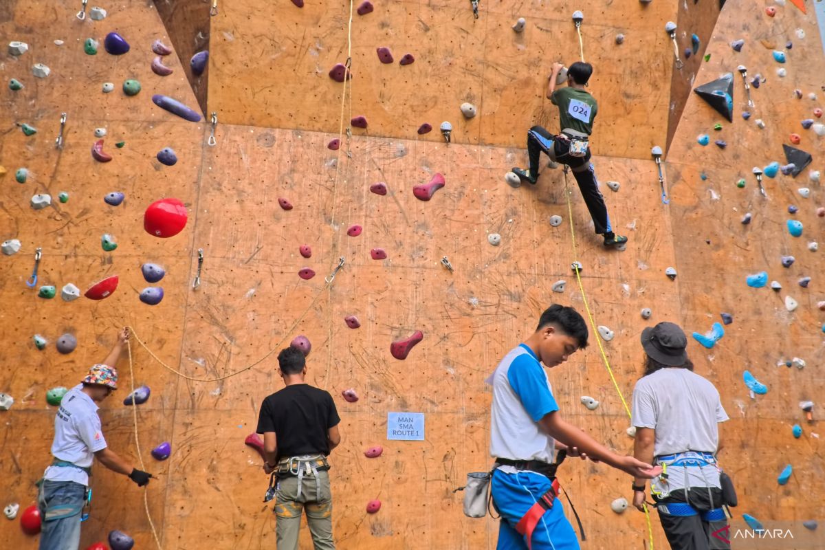 South Jakarta Education Office Urges Students to Actively Take Part in O2SN Climbing