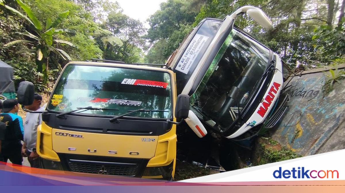 Bus to Kampung Rambutan: Accident in Cianjur Injures 20 Passengers
