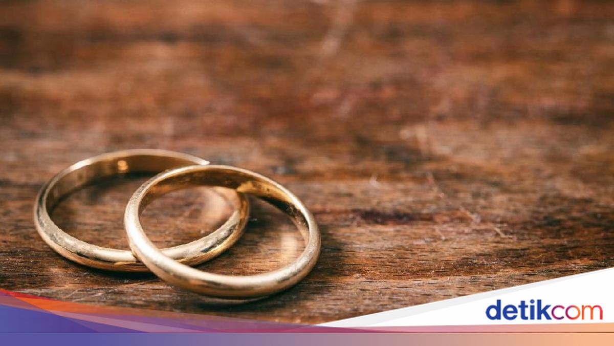 Prank by a man in Depok ends with a ring stuck on his genitals