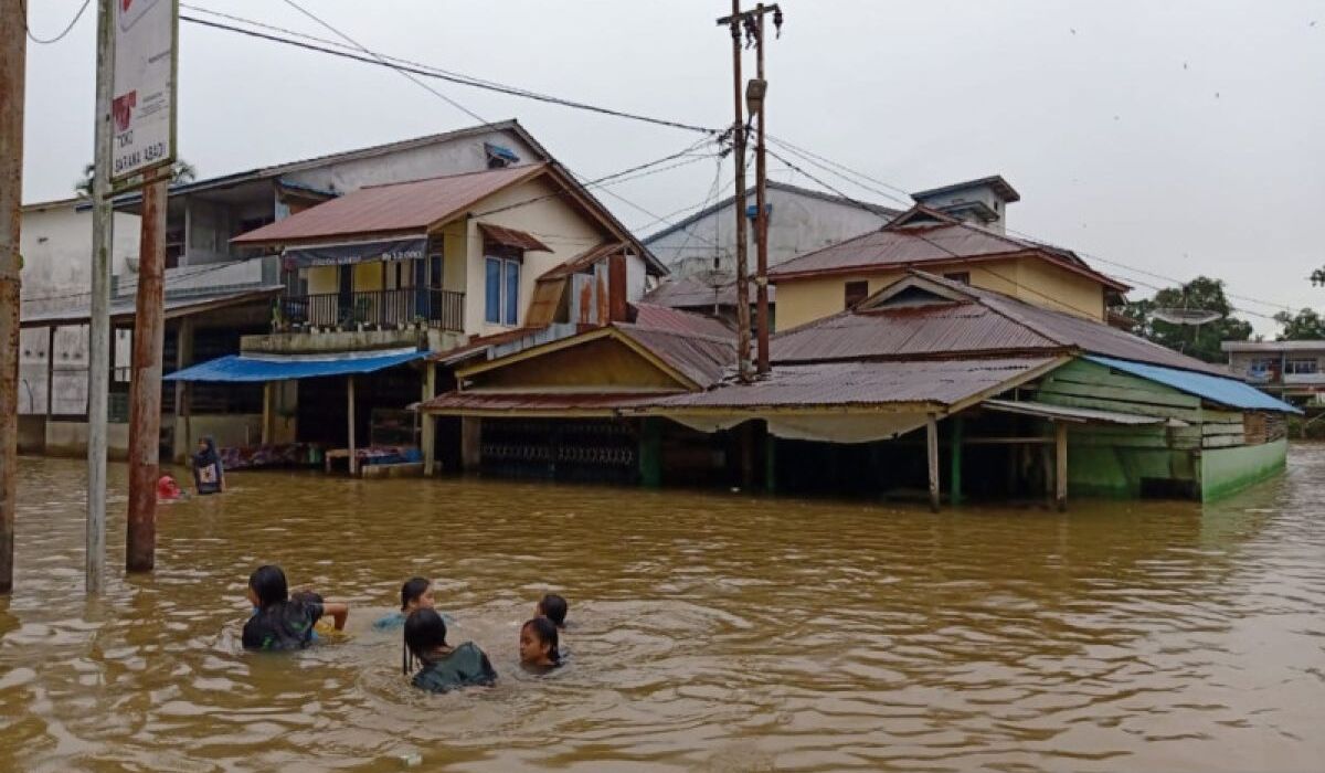Sintang Floods: 13 Bridges Destroyed, 5,078 Households Affected