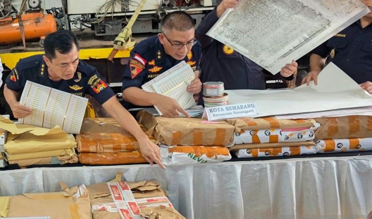 Customs bust counterfeit excise stamp syndicate, saving Rp570 billion