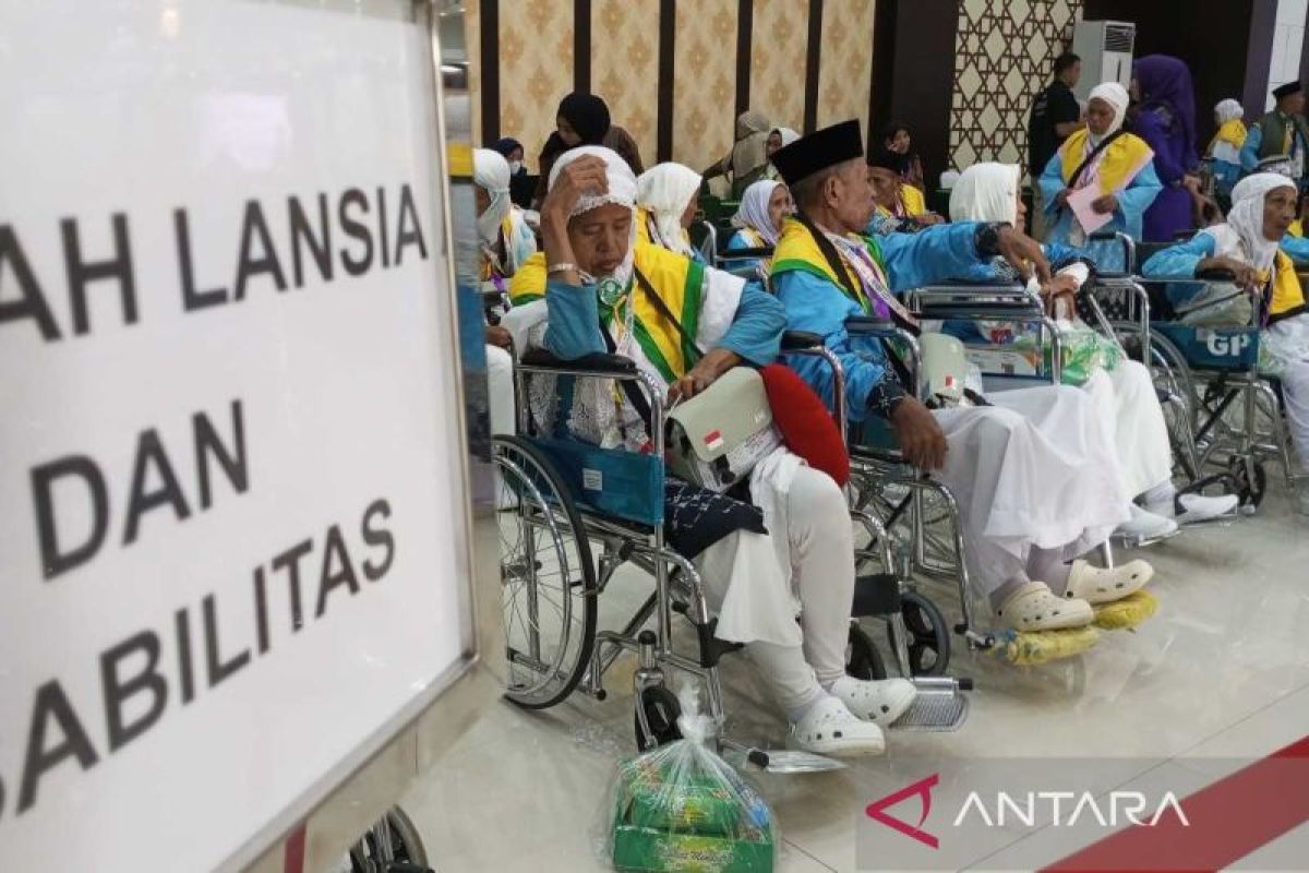 Hajj pilgrims from five districts in South Sulawesi were flown to Mecca
