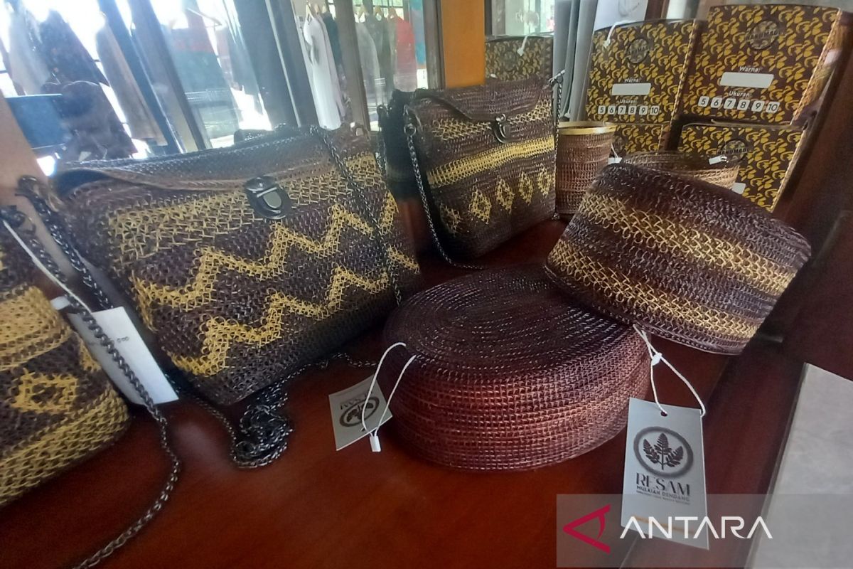 Weaving the distinctive Bangka resam kopiah