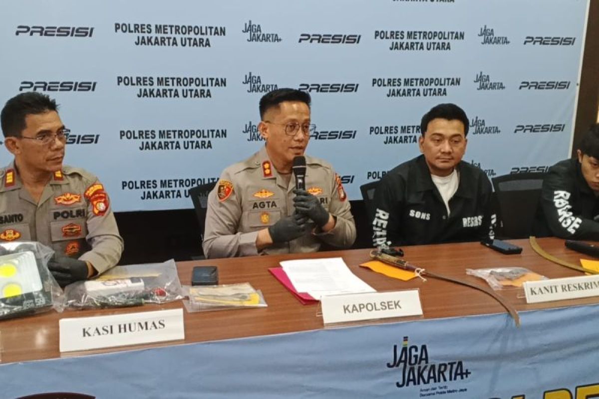 Man carrying a mini revolver loaded with five rounds arrested in Penjaringan