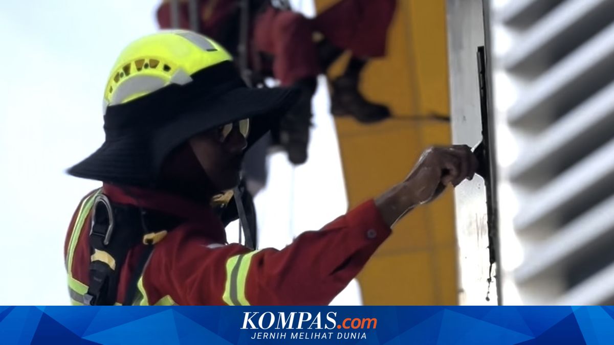 The Story of a Skyscraper Window Cleaner: Relying on Ropes, Risking Life for a Living