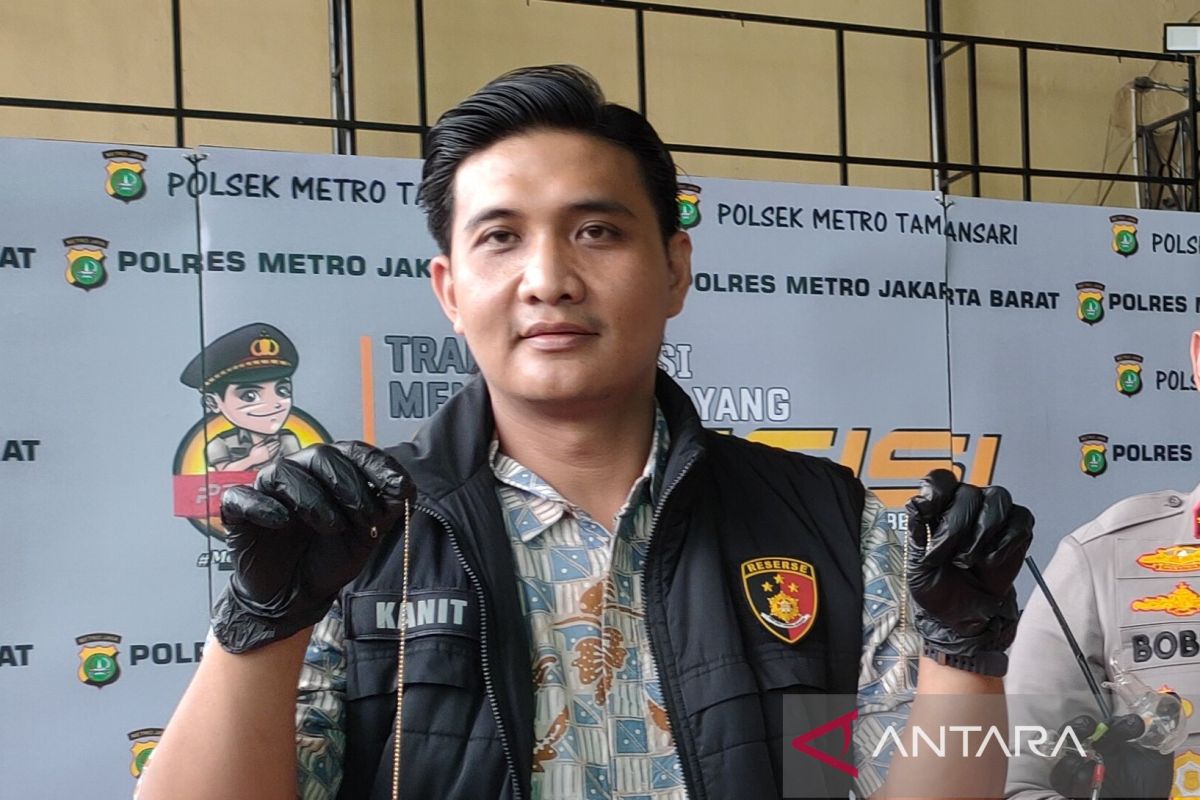 While he went inside for a coffee, a resident's motorcycle in Tamansari was stolen