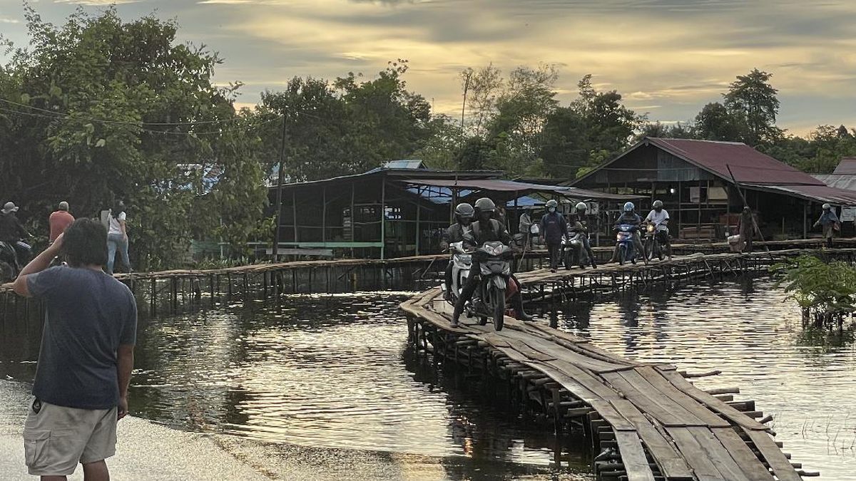 Thirteen Bridges in Sintang, West Kalimantan, Washed Away by Floods