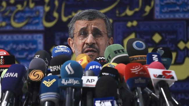 Israeli Intelligence Allegedly Preparing Former President Ahmadinejad to Lead Iran