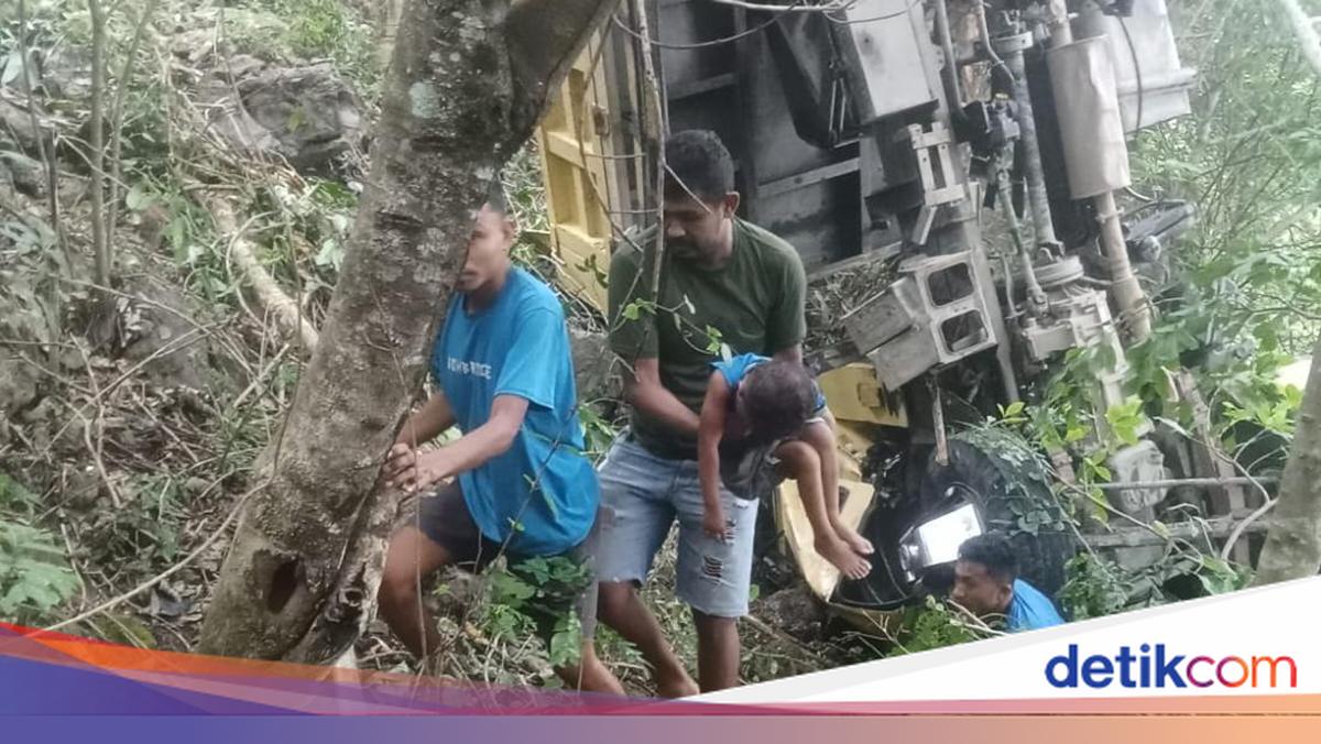 Chronology of a dump truck overturn in Amfoang, Kupang, which killed two passengers