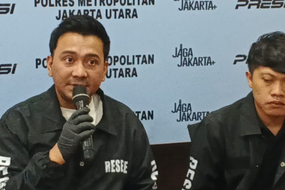 Police arrest a youth carrying a celurit after brawl in Penjaringan