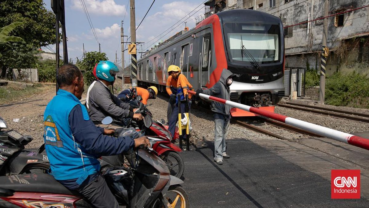 Driver Charged in Green SM Taxi–KRL Case in East Bekasi