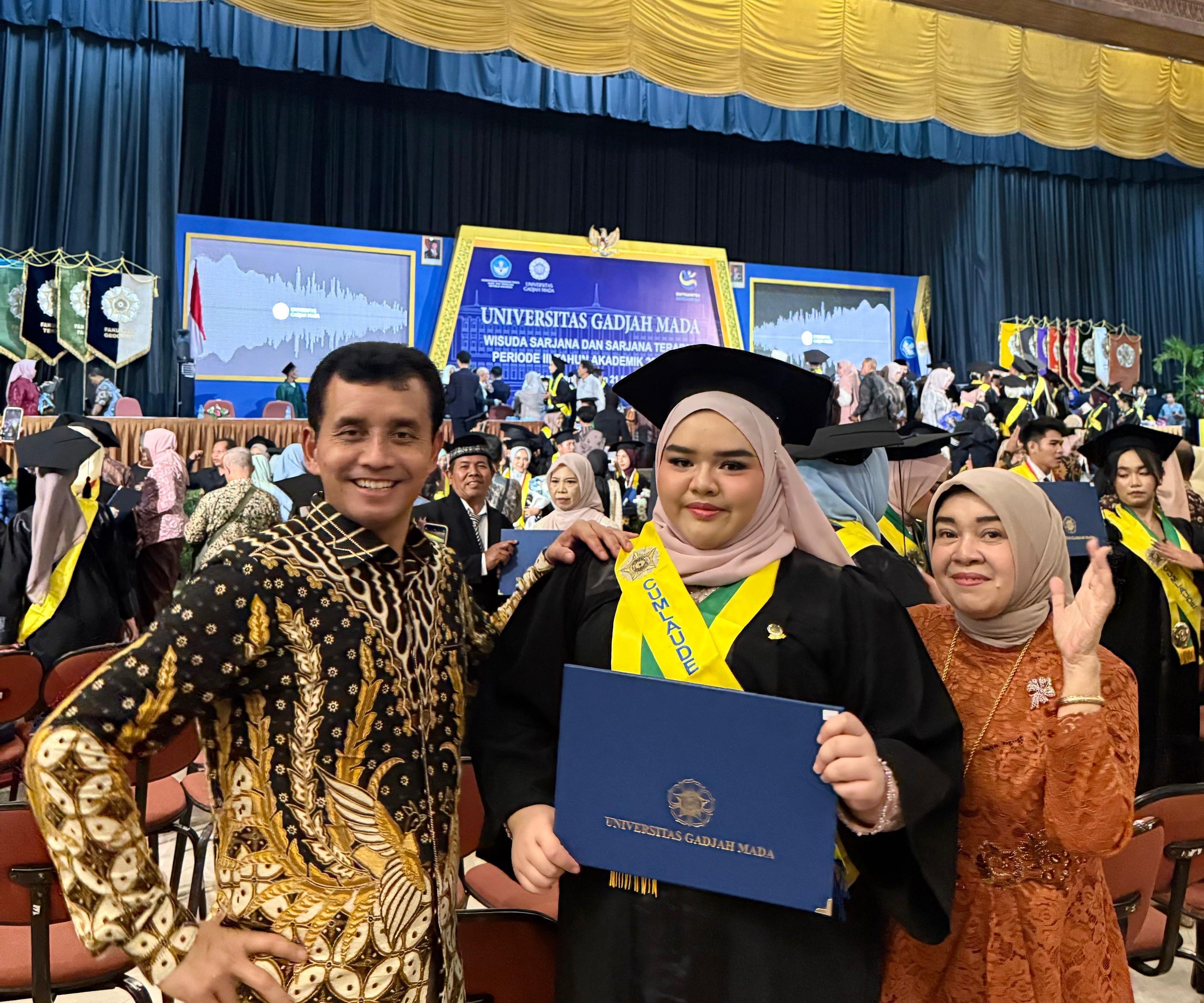 The Inspiring Story of Elvina and Her Father Steals the Spotlight at UGM 2026 Graduation