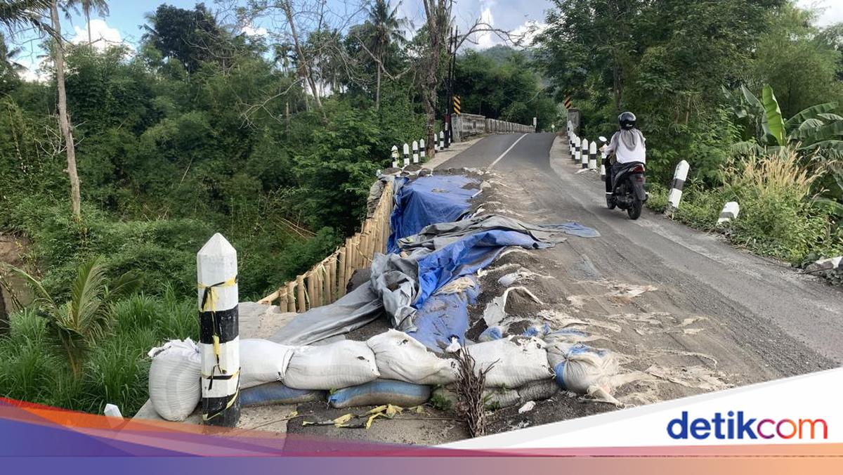 Road subsidence near West Lombok Regent’s Office remains unrepaired for three months