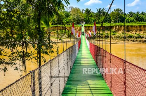 Constructing a 240-metre suspension bridge in Aceh Tamiang, TNI AD: Decades of residents lacking access.