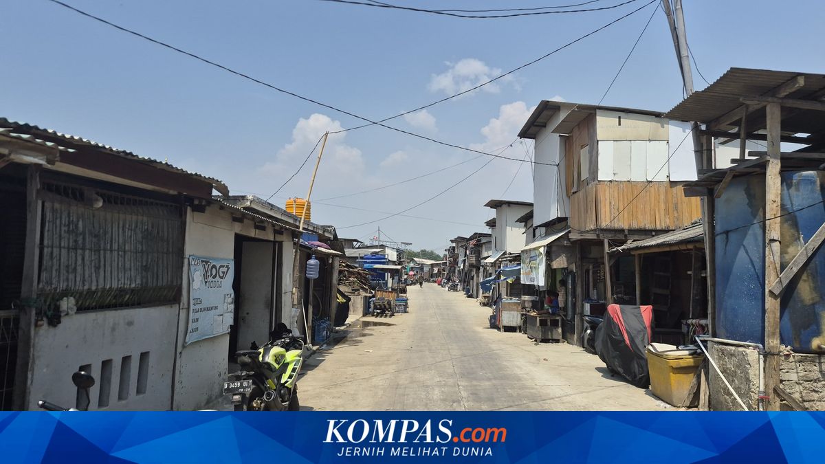 Muara Angke tidal flood-mitigation dyke turns decades-old damaged road into a smooth surface