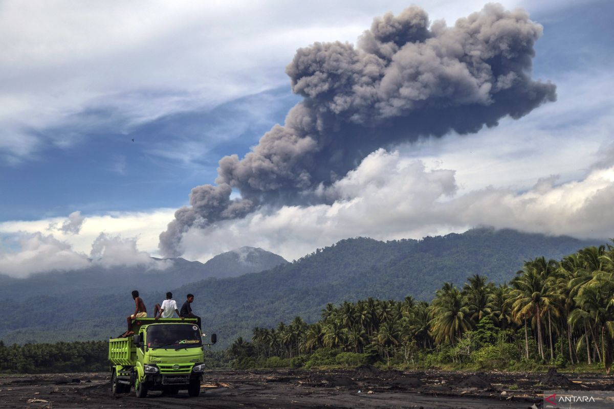 Mount Dukono eruption spews ash column up to 600 metres high